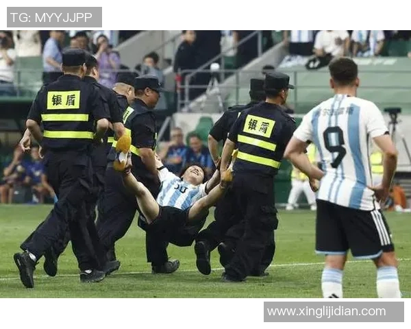 巨型足球球星大腿雕塑引发球迷热议成为城市全新地标