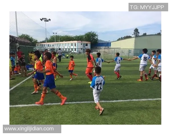 足球女星精彩瞬间捕捉与踢球技巧展现动感魅力头像设计